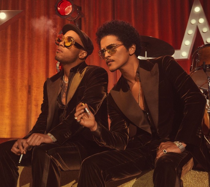 Silk Sonic presenta su nuevo single y video: "Smoking Out The Window"